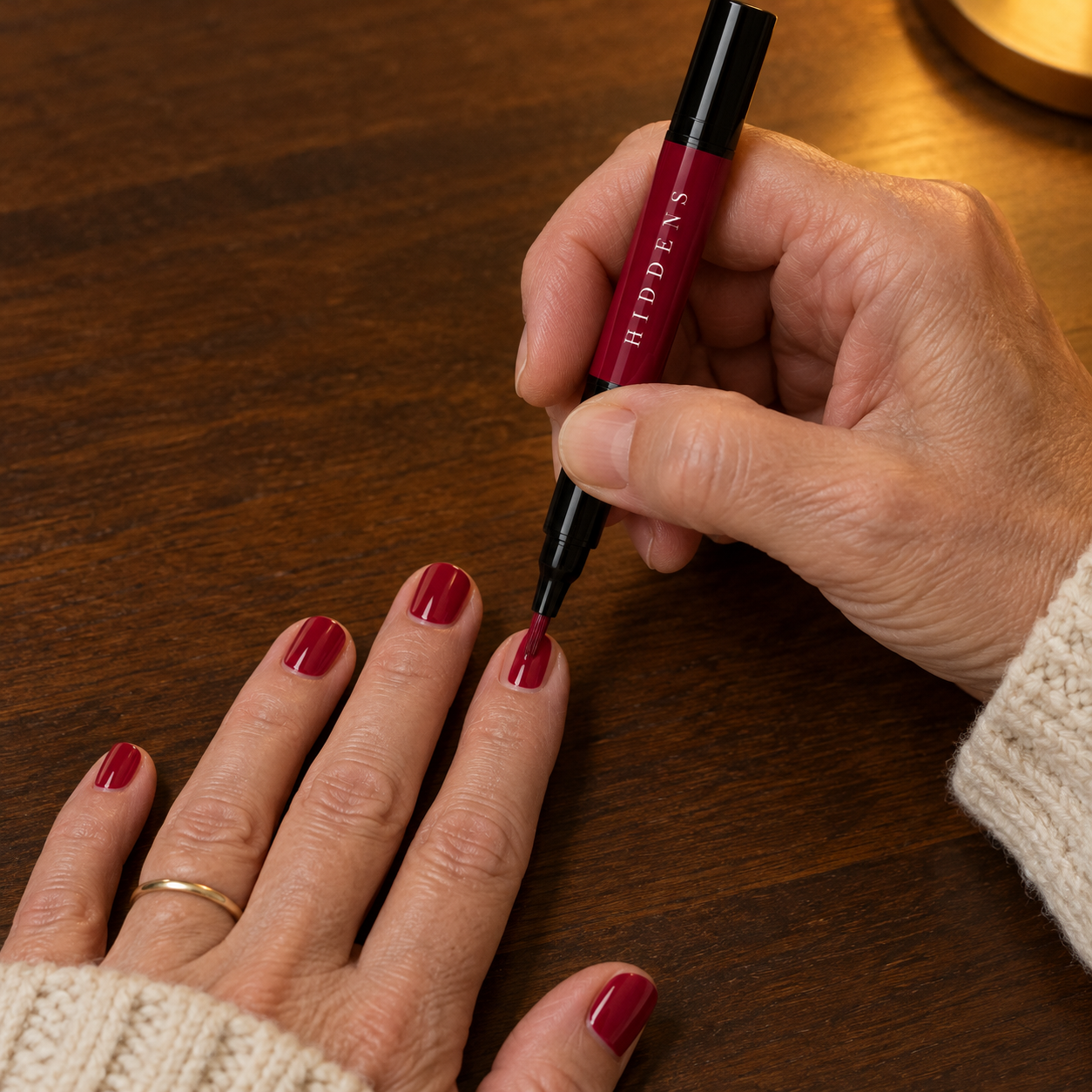 Gliding color on the nail