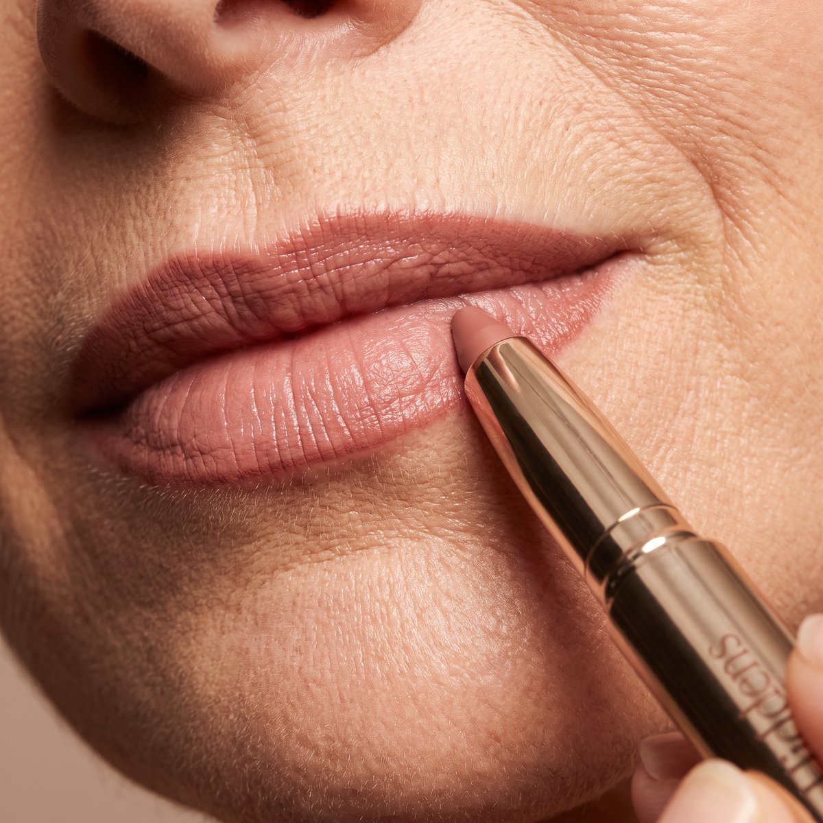Lip Duo liner drawing the lip border